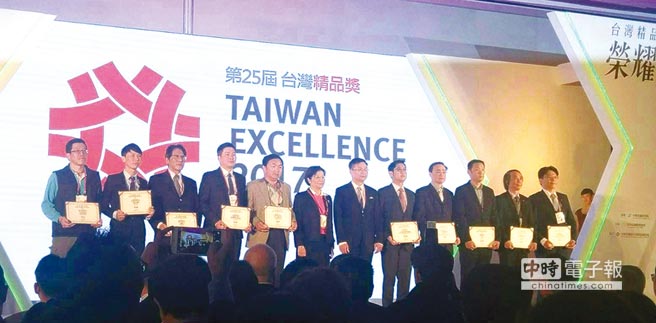 人水／良品衛浴榮獲2017台灣精品獎，總經理陳錫良（左五）代表受獎。圖／業者提供