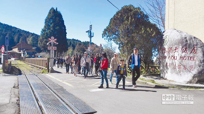 觀光局發布一日遊行程下架加上陸客減少，恐衝擊阿里山沿線商家、民宿生計。（高錦如攝）