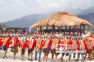 拉阿魯哇族聖貝祭 祭拜祖靈
