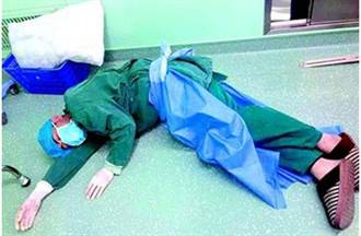 血汗醫護 外科醫生累癱直接倒地睡著