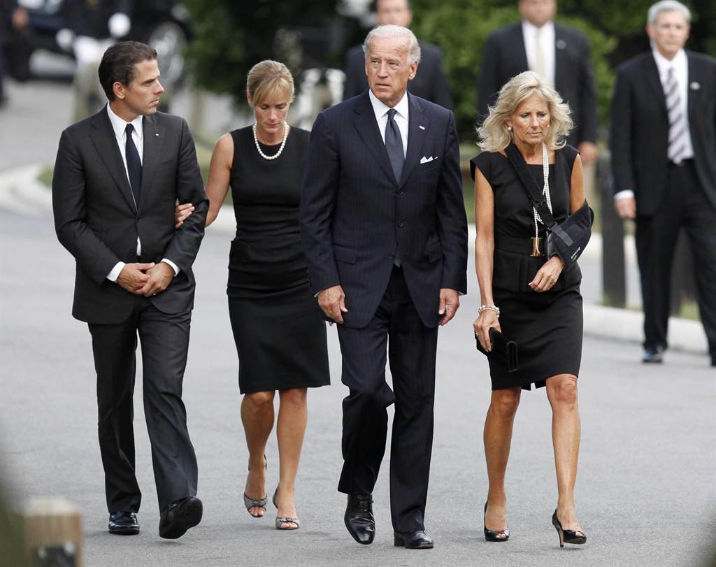 时任美国副总统的拜登（右二）2009年8月29日与妻子吉儿（右），以及次子韩特（左）与次媳凯瑟琳（Kathleen）出席麻州参议员爱德华‧甘迺迪（Edward M. Kennedy）在在华府阿灵顿国家公墓的葬礼。（图/美联社）