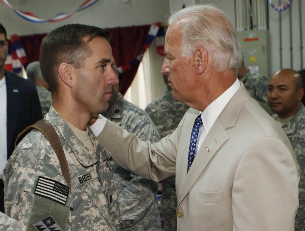 时任美国副总统的拜登（右）2009年7月4日在伊拉克首都巴格达郊区的美军营区会见长子波伊。（图/美联社）