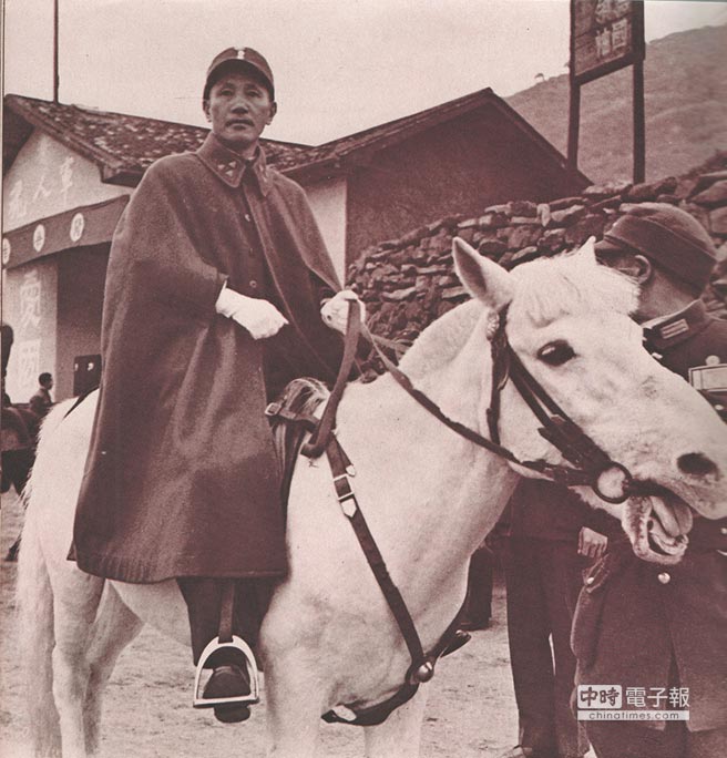 松滬戰爭期間，蔣介石坐在馬上視察軍情。（本報系資料照片）