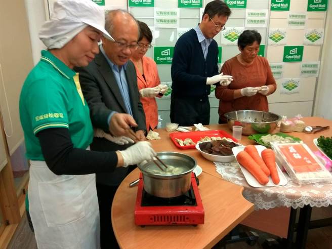 大家一起体验包菇猫水饺。（许素惠摄）