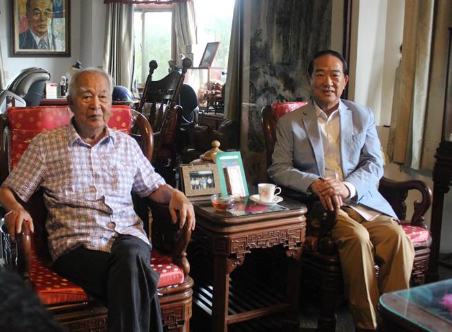 親民黨主席宋楚瑜（右）兩年前參選總統時，曾到苗栗頭份探訪前副總統李元簇（左）（資料照片）