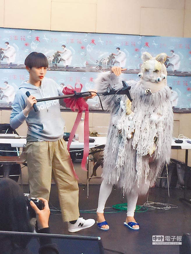 神秘猫男送上打气筒替魏如萱的演唱会打气。