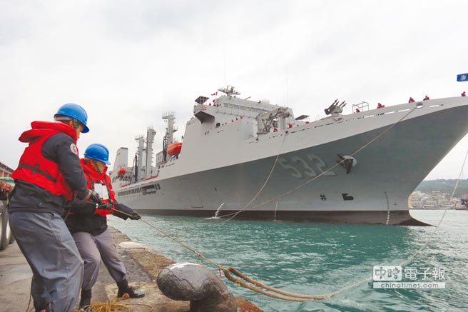 海軍磐石軍艦7日停靠基隆港，位在艦上的敦睦文宣館展示國艦國造的各項計畫，8和9日兩天將開放民眾參觀艦艇活動。（中央社）