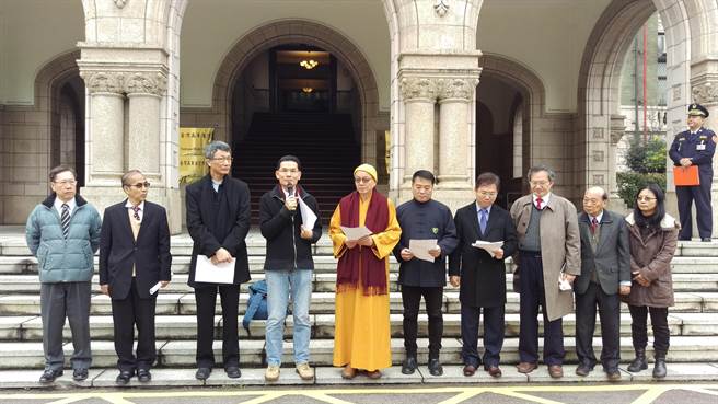 護家盟在司法院前開記者會希望同婚釋憲多開幾場憲法辯論。（王己由攝影）