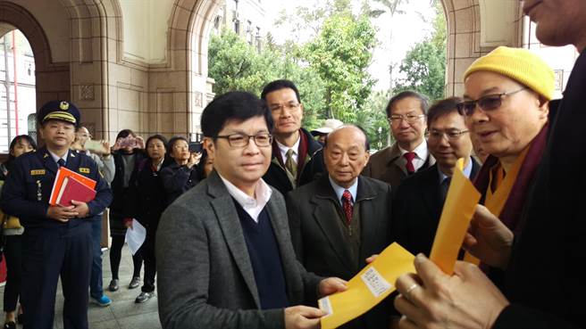 護家盟就同婚釋憲遞陳情書，由司法院大法官書記處副處長林吉輝收受。（王己由攝影）