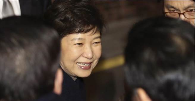 朴槿惠抵達私宅時面露笑容。（美聯社）