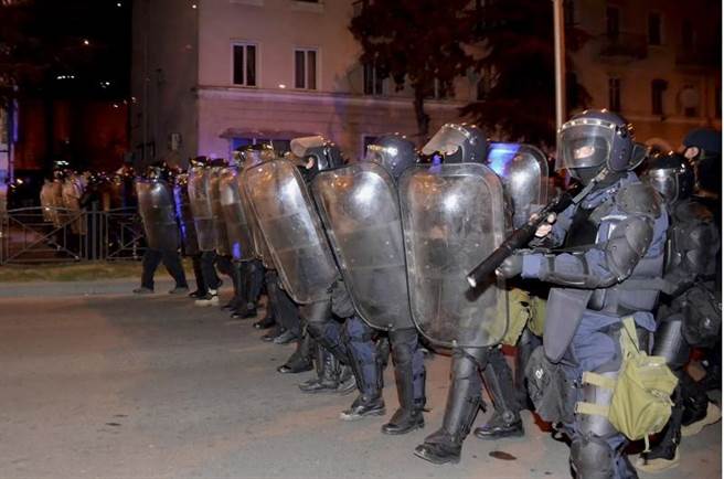 韓國政府在朴槿惠位於三成洞的私宅警方布署大批警力。(美聯社)