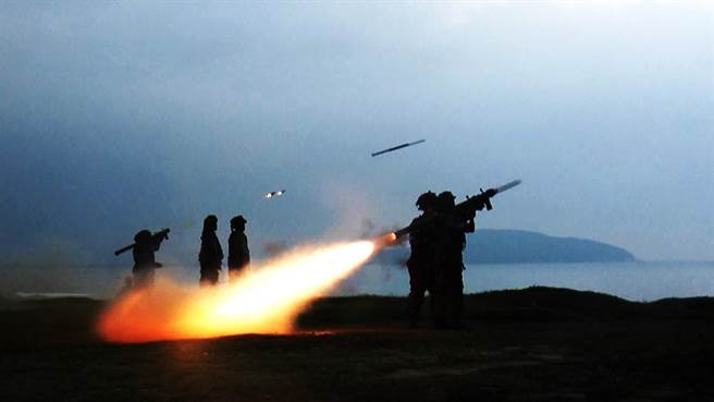 中国海军陆战队2016年11月下旬在粤西海域进行了实战演练，图为陆战队单兵以防空火力打击空中来袭目标的画面。（图/中新社）