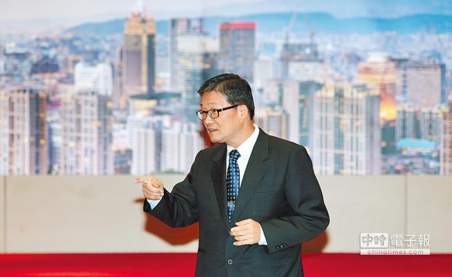 為響應政府推動都市更新政策，華南銀行13日舉辦「都市更新業務誓師大會」，董事長吳當傑邀請產官學界專家，分享都更政策方向及實務經驗。（黃世麒攝）