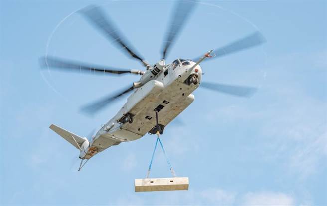 CH-53K「種馬王」直升機進行27,000磅（約12公噸）外掛載重測試的畫面。（圖/洛克希德馬丁）