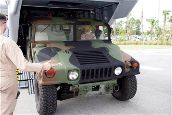 圖為CH-53K「種馬王」重型直升機裝載悍馬車的畫面。（圖/洛克希德馬丁）