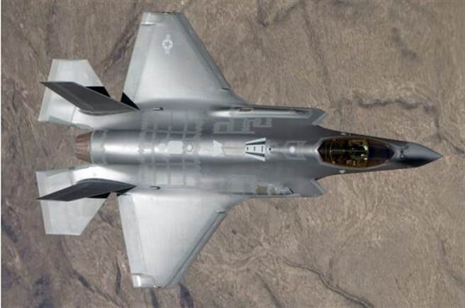 圖為美軍F-35戰機，機身亦為銀灰色，屬第二代隱形塗裝。（圖／美國空軍檔案照片）