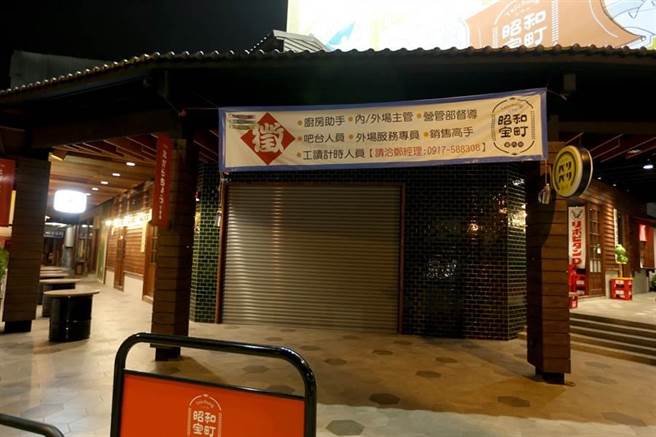 台中市一家餐飲業者連開4家店面但碰上一例一休調不出人力，其中2間店，才開業2天就得關門休息。（黃國峰攝）