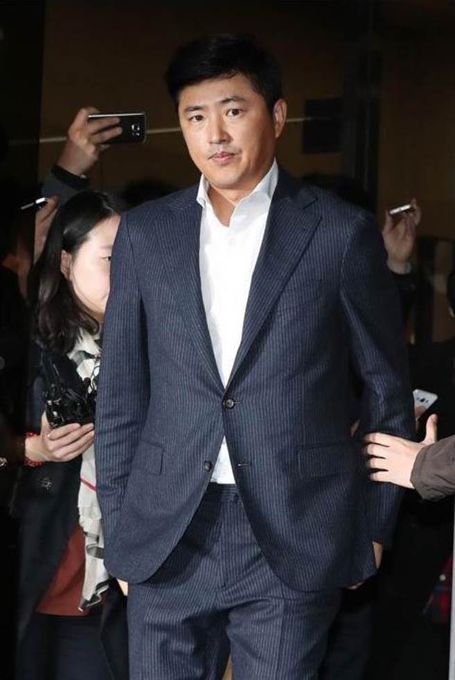 因鄭維羅而起的餵狗爭執，促使崔順實「密友」高永泰前往韓國國會作證，對崔展開絕地反擊。圖為高永泰2016年10月31日接受訊問後，受到媒體包圍的神情。（圖/韓聯社）