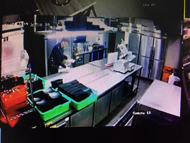 施姓慣竊潛入西門町一家燒烤店行竊，過程被監視器清楚拍下。（張企群翻攝）