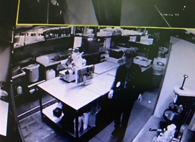 施姓慣竊潛入西門町一家燒烤店行竊，過程被監視器清楚拍下。（張企群翻攝）