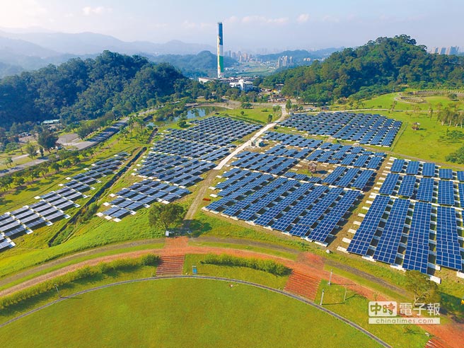 全國首座掩埋場變身太陽能電廠的「台北能源之丘」，正式啟用後預計年發電量達210萬度電，可提供550戶一般家庭一年用電。（張立勳翻攝）