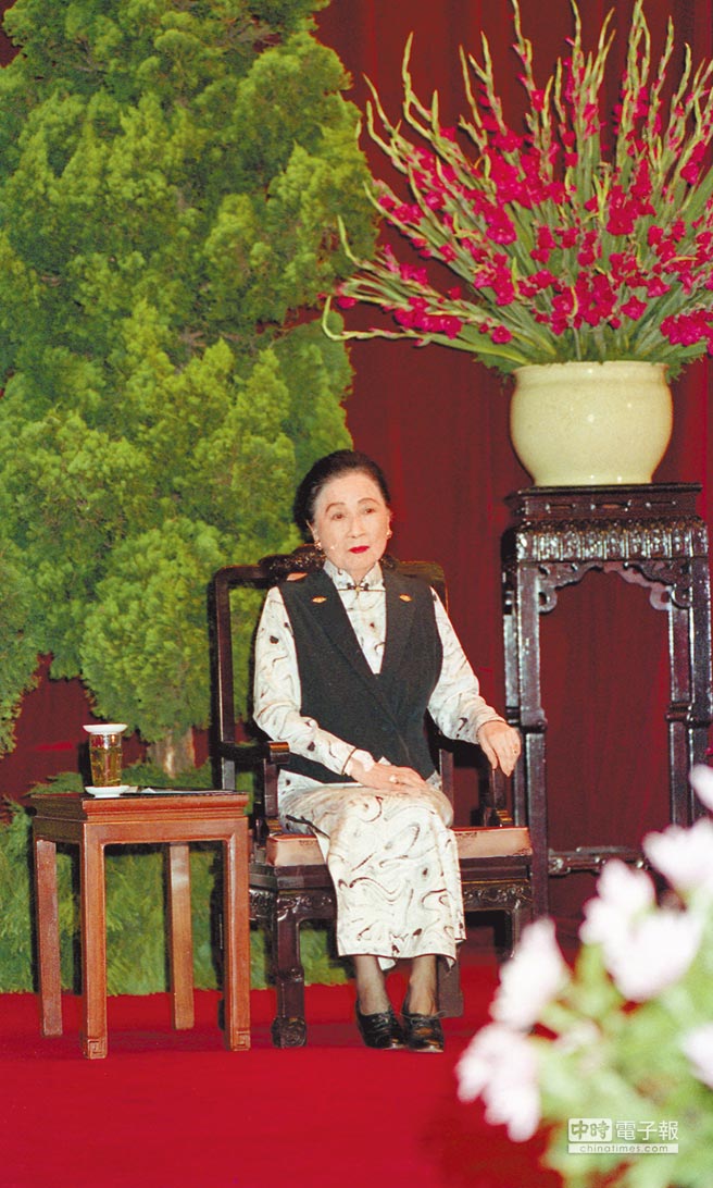1988年7月8日，蔣宋美齡出席在中山樓舉行的中國國民黨第十三次全國黨代表大會。（本報系資料照片）