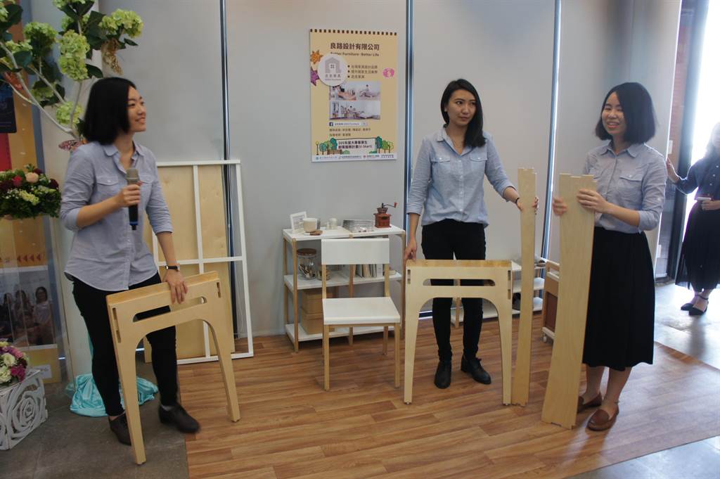 雲科大設計學院畢業的宋倍儀、陳姿廷、黃璟平3名女學生示範拼裝工作桌，她們的創業計畫獲得教育部100萬元資助。（周麗蘭攝）