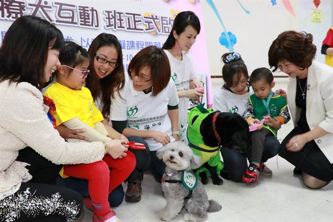 超萌治療犬療育自閉兒有一套 生活 中時