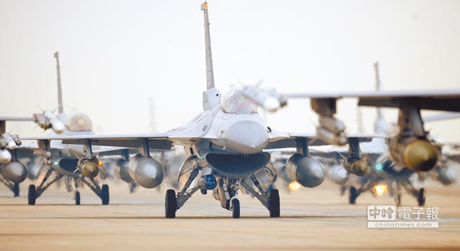 2012年3月2日，在南韓群山基地實行60餘架KF-16、F-16等韓美戰鬥機參與的韓美聯合戰時最大武裝配置訓練。（CFP）