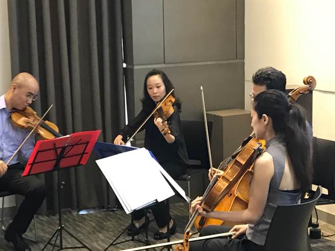 高雄皮膚科黃柏翰致力於推廣醫學結合藝術，今天請來知名弦樂團演出。（柯宗緯攝）