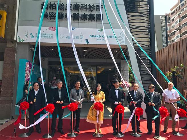黃柏翰皮膚科診所今日開幕，不定期提供藝文展演給民眾，打造藝術、醫療同溫層環境。（柯宗緯攝）