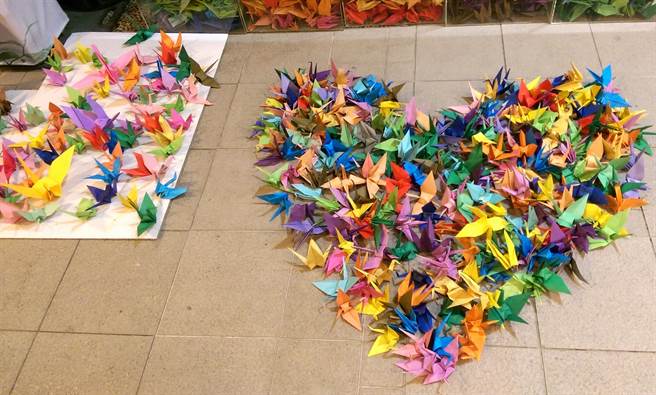 长庚全校教职员工生折千只纸鹤，遥寄对器官捐赠者与大体老师的思念与感恩之情。（甘嘉雯摄）