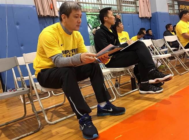 松山高中教練黃萬隆(左)與前中華隊總教練許晉哲認真聽課的模樣。(黃及人攝)