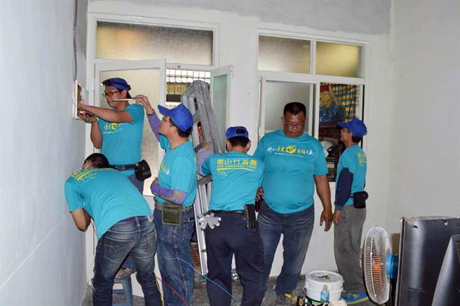 衡山行善团逾百志工，前往鼓山区王家协助翻修陋房，义行令人动容。（柯宗纬摄）