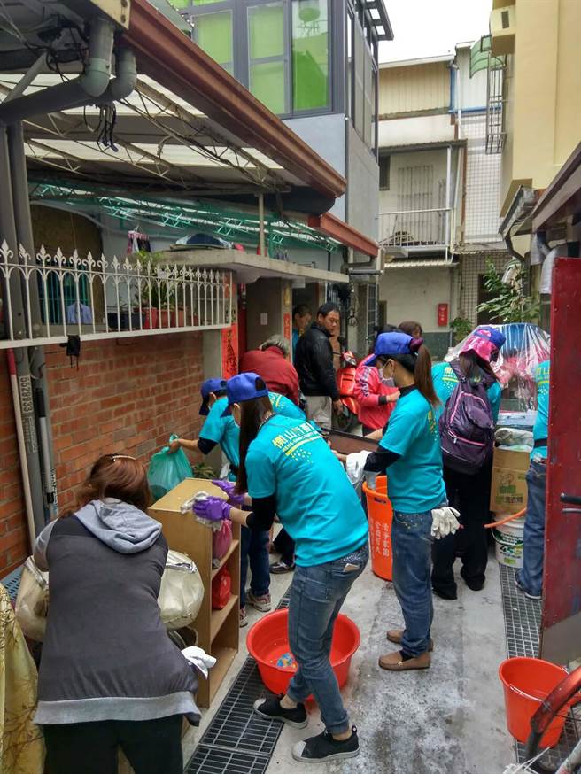 衡山行善团逾百志工，前往鼓山区王家协助翻修陋房，义行令人动容。（柯宗纬摄）