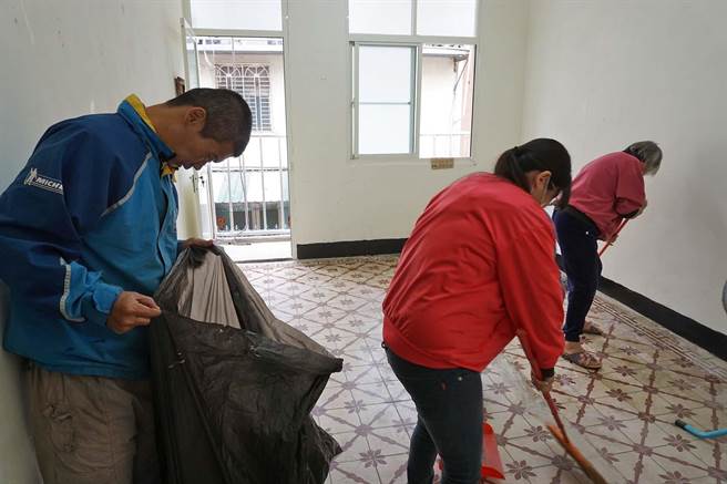 王家一家四口挤身40年老旧透天厝，逢雨必漏、白蚁蛀墙，在衡山行善团协助翻修后，得以有个舒适的家。（柯宗纬摄）