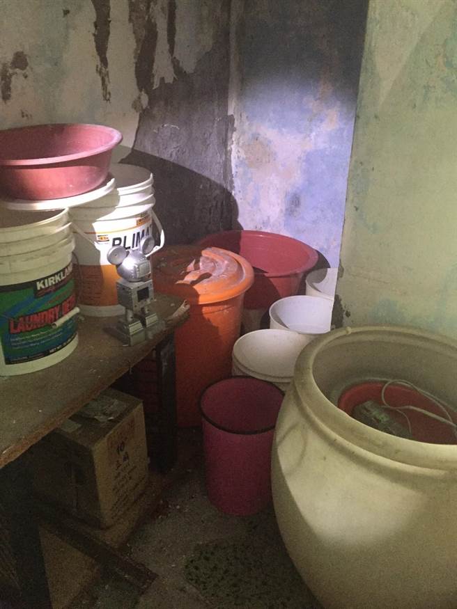 房子漏水必须用水桶承接。（柯宗纬翻摄）