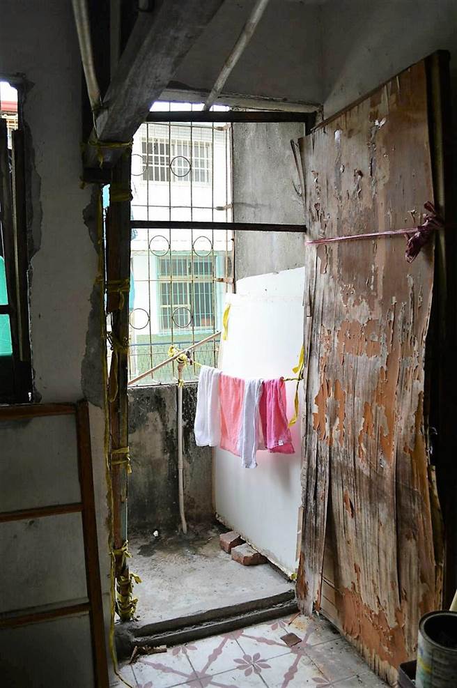 门窗几乎毁坏。（柯宗纬翻摄）