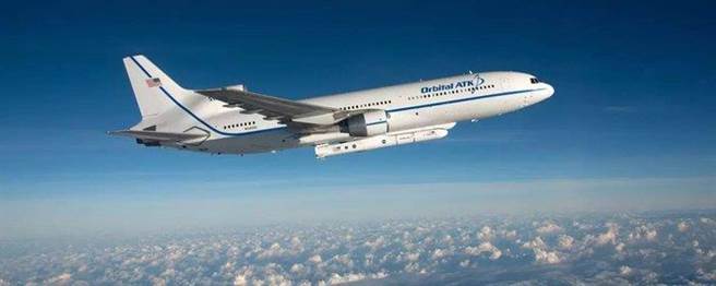 運輸機搭載飛馬座火箭的模樣。(圖/軌道ADK)