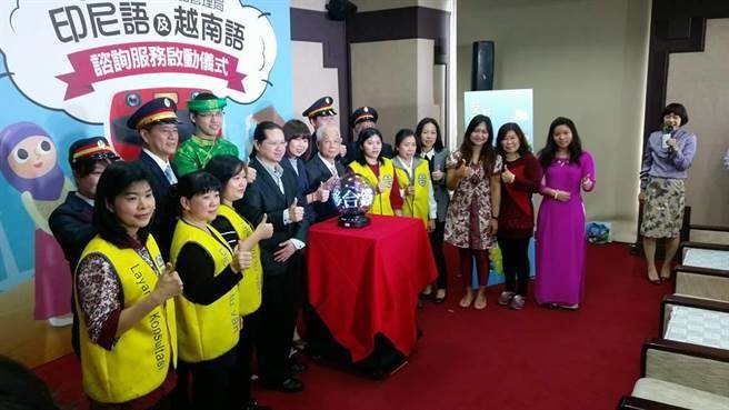 台鐵今宣布本周六起，在台北、板橋、桃園及高雄等9站，啟動越、印、泰語播音服務，內容包括尋人、尋物，及各式乘車注意事項，並於各站提供越、印與諮詢服務。圖為擔任諮詢人員及協助錄製播音的新住民及二代合影。（張家豪攝）