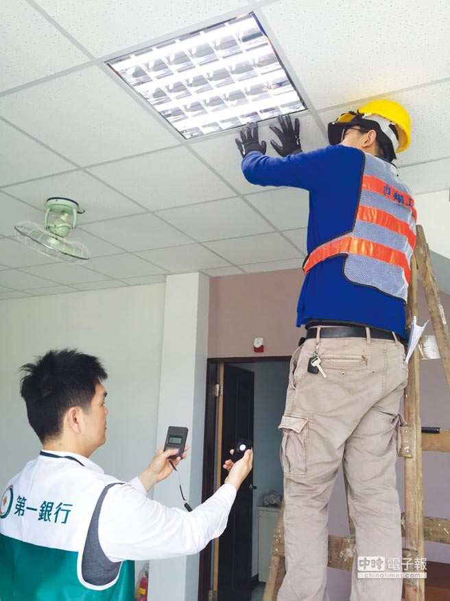 一银启动「绿光传爱」计画 捐节能灯具助弱势，汰换757套灯具年省26万电费、减少34公吨碳排放。　　　　图／业者提供