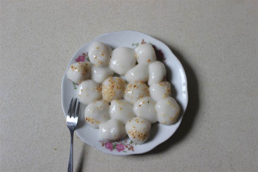 華人有冬至吃湯圓的習俗，但是越南人卻在農曆三月三日寒食節這天才有這個習俗，因而又稱為「湯圓節」。中央社河內攝 106年3月30日