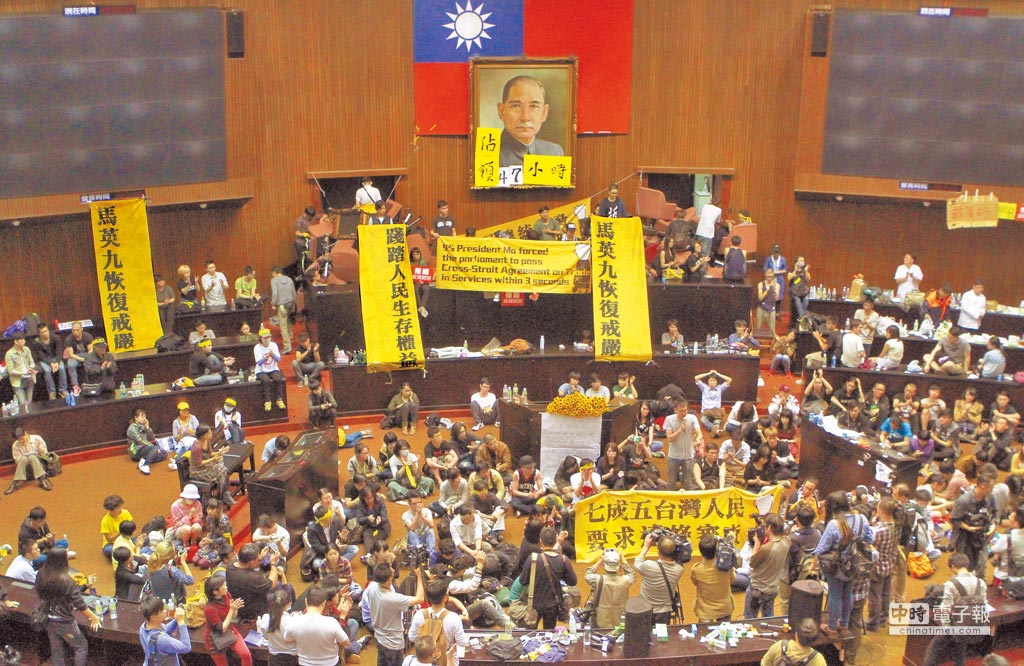 台灣今天年輕人的困境，和兩岸缺乏服貿關係重大，卻很少有年輕人理解。圖為2014年時學生占領立法院議場、在議場出入口堆疊座椅，限制人員進出的畫面。（本報資料照片）