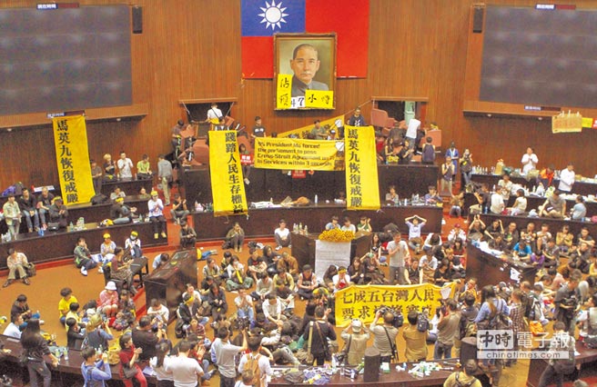 台湾今天年轻人的困境，和两岸缺乏服贸关系重大，却很少有年轻人理解。图为2014年时学生占领立法院议场、在议场出入口堆迭座椅，限制人员进出的画面。（本报资料照片）