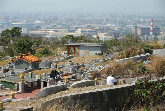 祝老师的头颅当时包在一个被蓝色垃圾袋里，被张金清任意丢弃在燕巢基督公墓山坡上。（非事发示意图／中时资料照）