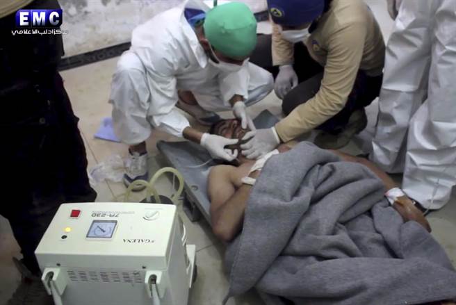敘利亞伊德利卜省醫護人員正在搶救被沙林毒氣攻擊的平民，但仍有許多人在送醫後相繼死亡，罹難人數已達72人，其中有20名是幼齡兒童。（圖／美聯社）