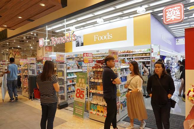 日本東京藥妝店Tomod's首度跨越濁水溪，進駐漢神巨蛋開立南部第一家店。（柯宗緯攝）