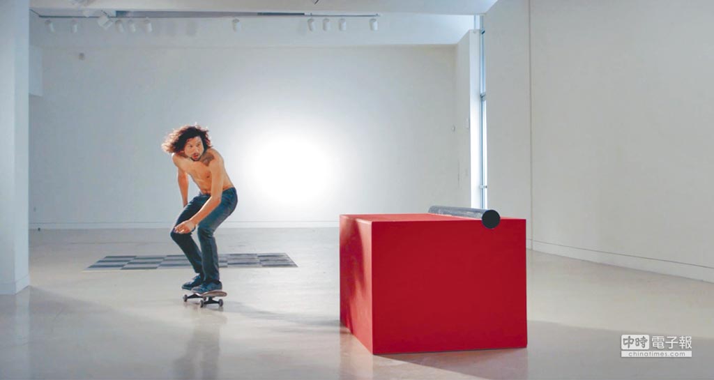 　滑板手藝起動
　澳洲藝術家尚恩．格萊德維爾2015年的錄像作品《滑板手與低限主義》，結合國際知名的滑板手，與低限主義作品互動，現於忠泰美術館展出。（忠泰美術館提供）