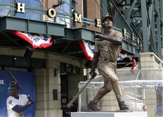 MLB》水手隊40歲! 今為小葛瑞菲銅像揭幕