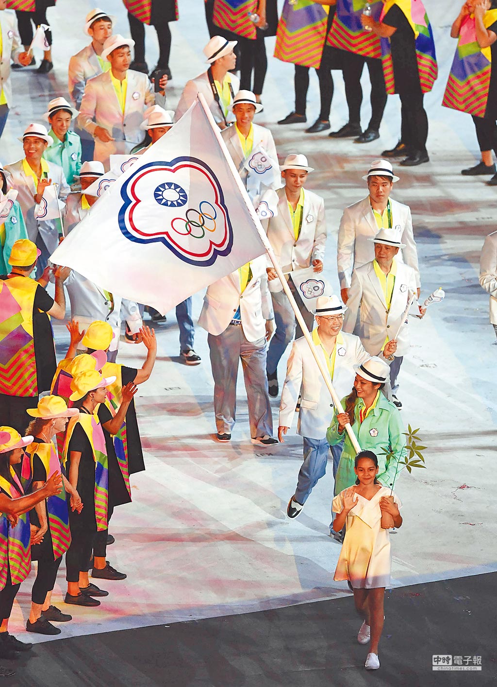 2016年8月6日，里約奧運上，陸以「中華台北」稱呼我方。圖為中華台北奧運代表隊舉旗進場。（新華社）